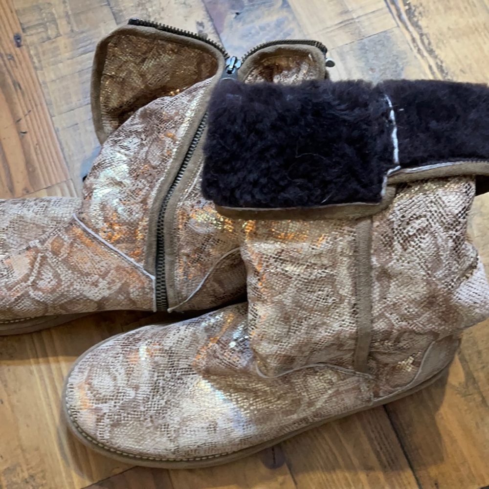UGG Collection Mid Boot Gold